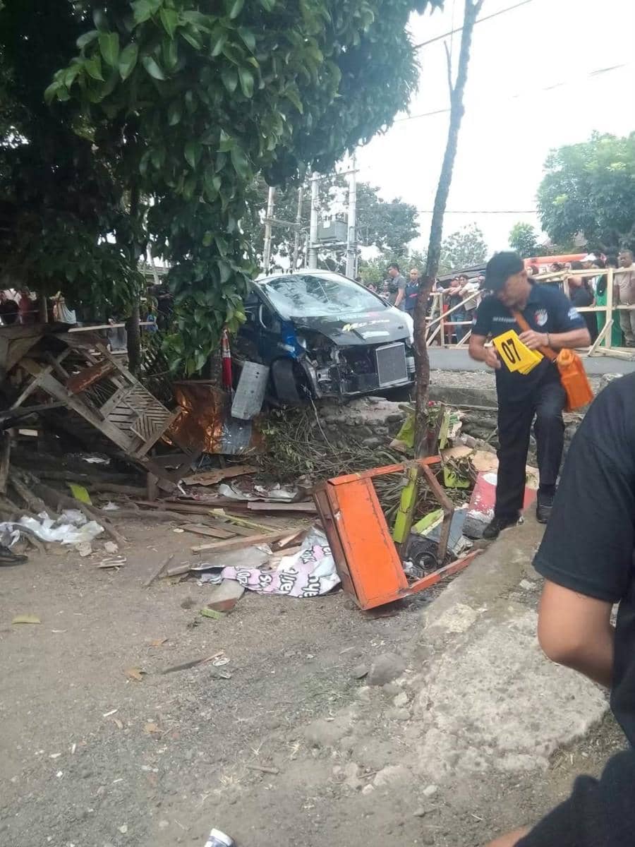 Petugas Polres Kotamobagu melakukan olah TKP kecelakaan drag race di Kotamobagu, Sulawesi Utara, sore hari.