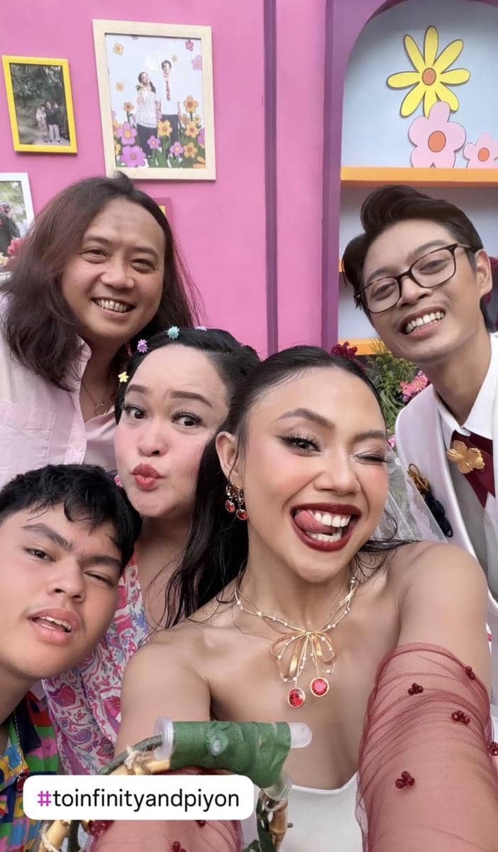 Tamu artis menghadiri pernikahan Aulion dan Pila dalam potret yang dibagikan akun Instagram Sinyorita Esperanza.