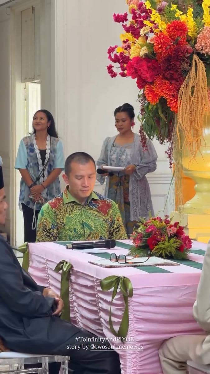 Aulion dan Pila mengenakan busana pengantin dalam momen pernikahan mereka yang dibagikan melalui Instagram.