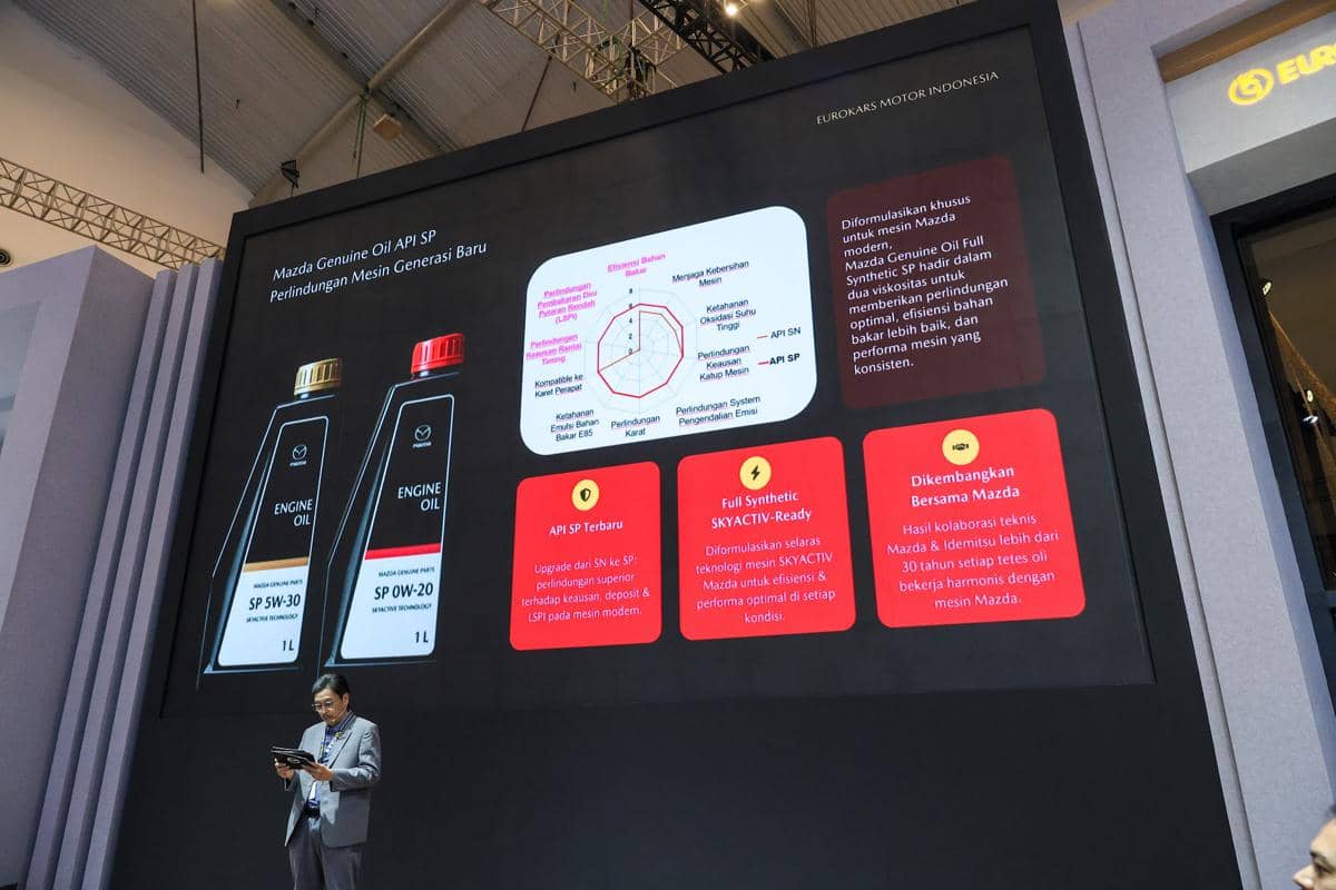Kemasan produk Mazda Genuine Oil dengan keterangan spesifikasi API SP sebagai pelumas untuk kendaraan Mazda.