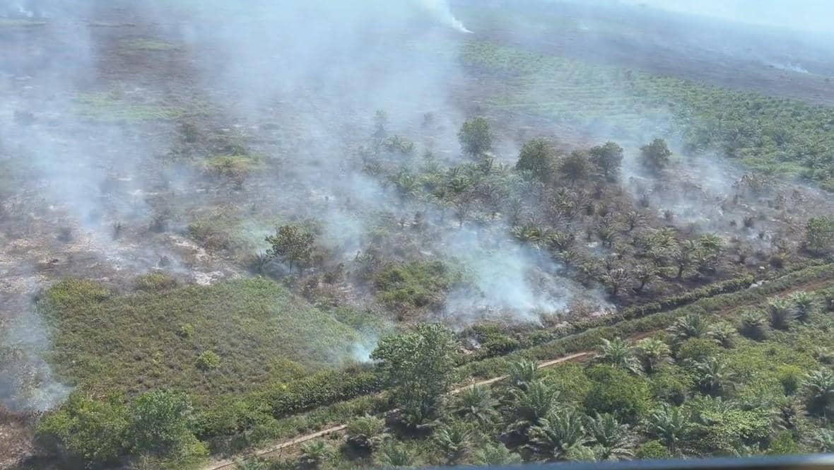 Asap pekat yang disebabkan kebakaran hutan dan lahan (Karhutla), menyelimuti wilayah Kabupaten Kubu Raya, Kalimantan Barat pada Jumat (7/8/2