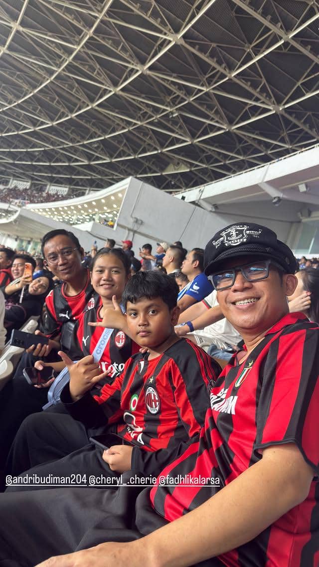 Seorang artis menjadi suporter AC Milan dengan atribut klub di Stadion Utama Gelora Bung Karno, Jakarta.