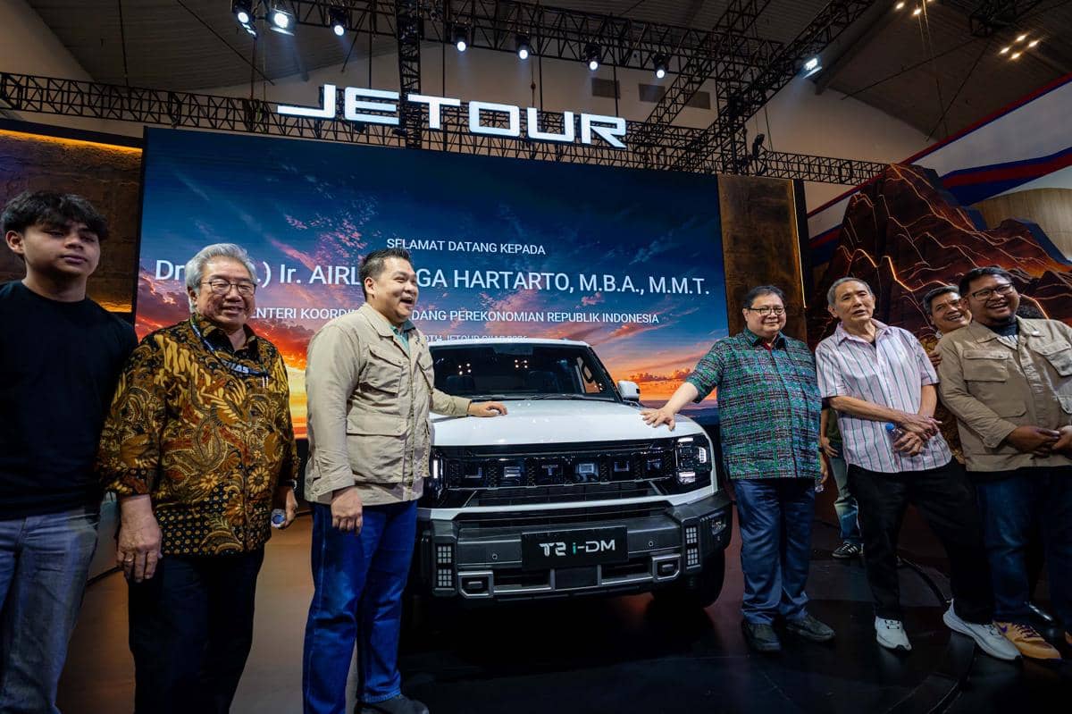 Menteri Koordinator Bidang Perekonomian Airlangga Hartarto berada di booth Jetour pada pameran GIIAS 2026.