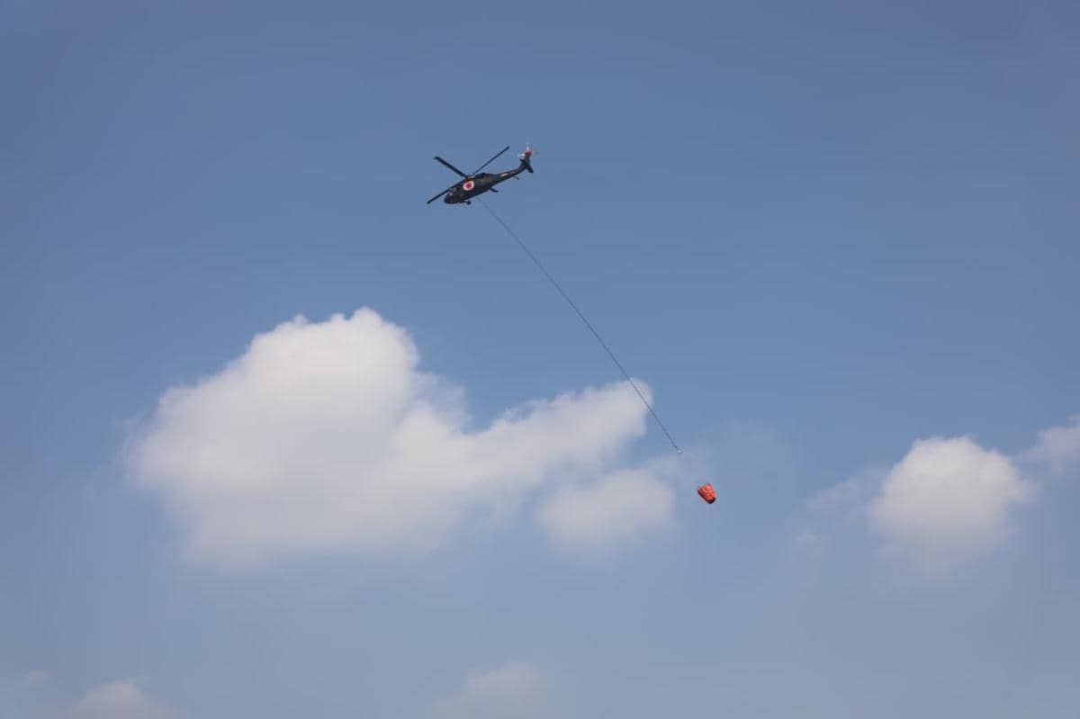 Helikopter BNPB type Sikorsky EH-60A reg N61AA saat melakukan _water bombing_ di lahan yang terbakar di wilayah Kabupaten Kubu Raya, Kaliman
