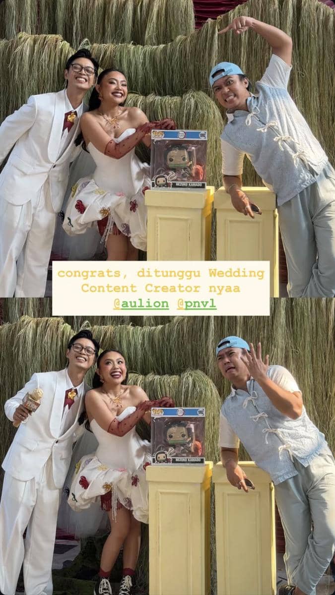 Sejumlah tamu artis berpose bersama di acara pernikahan Aulion dan Pila, mengenakan busana formal bernuansa gelap.