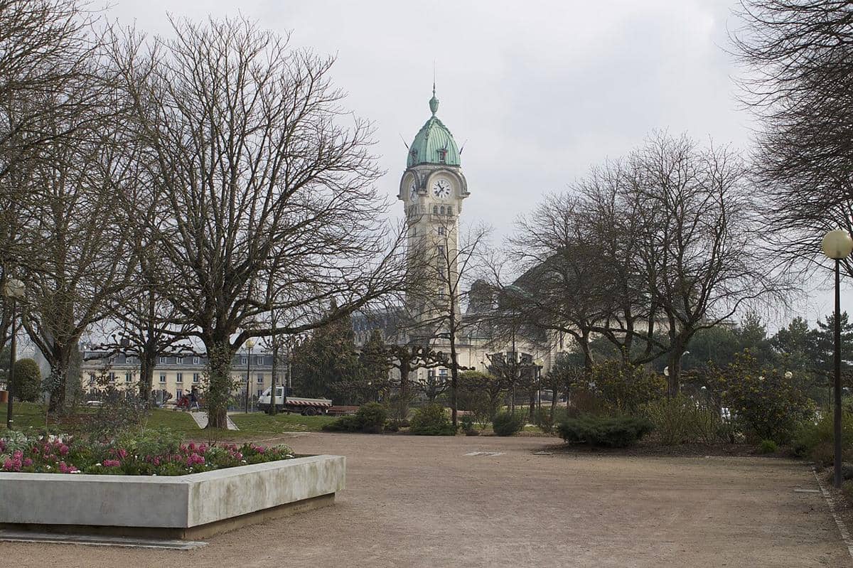 Menara jam Stasiun Limoges-Bénédictins.