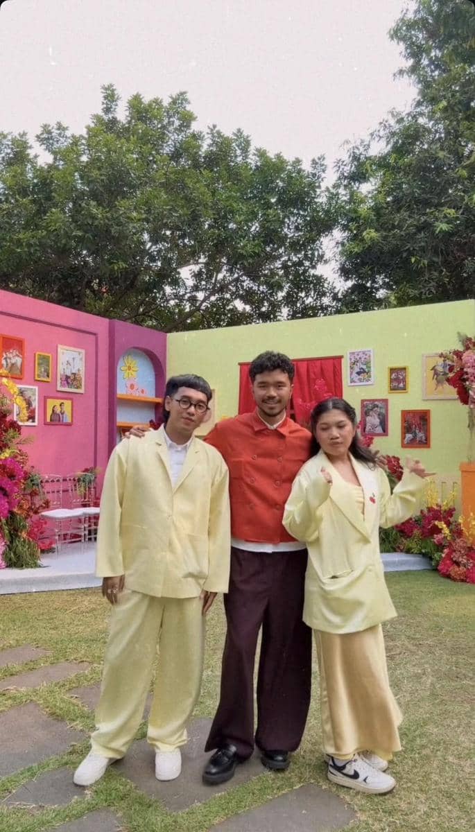 Sejumlah tamu artis menghadiri pernikahan Aulion dan Pila, merayakan momen bahagia dalam suasana hangat.