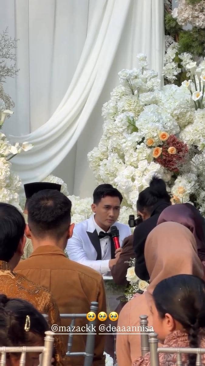 Dea Annisa dalam momen pernikahan, mengenakan busana pengantin bersama pasangan di acara pernikahan mereka.