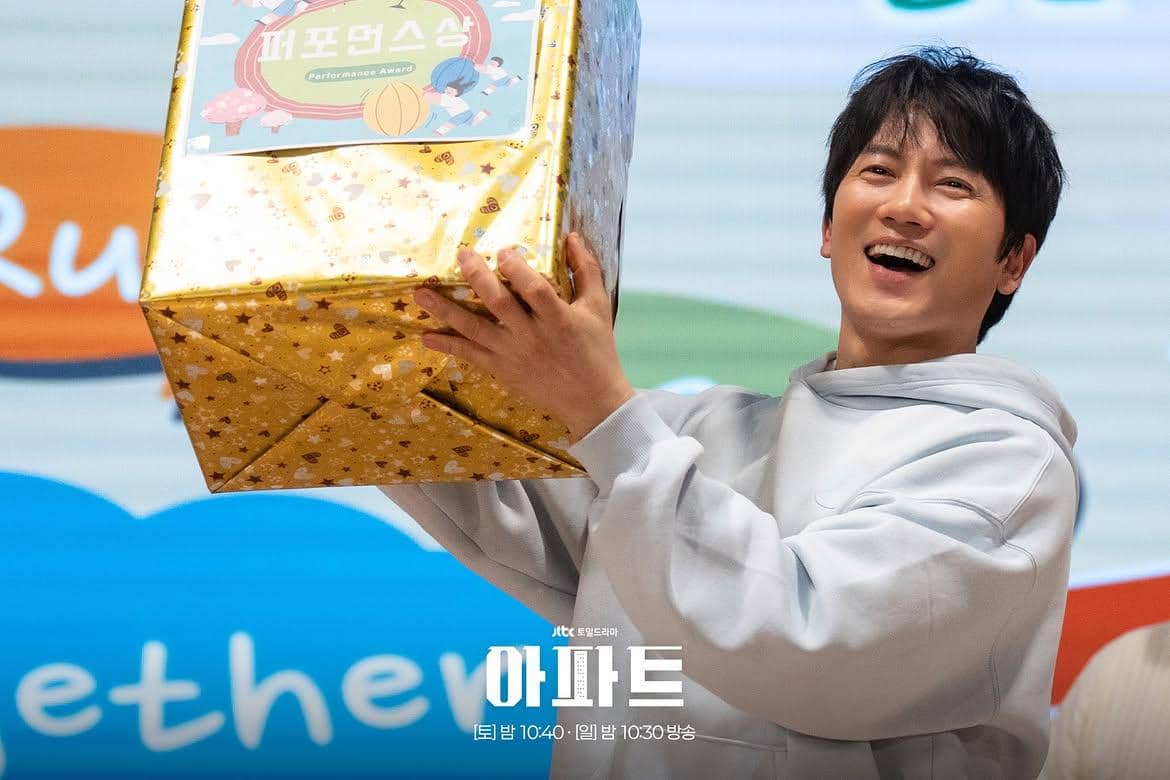 Potongan adegan drama Korea The Apartment Job produksi JTBC yang menampilkan para karakter dalam serial tersebut.