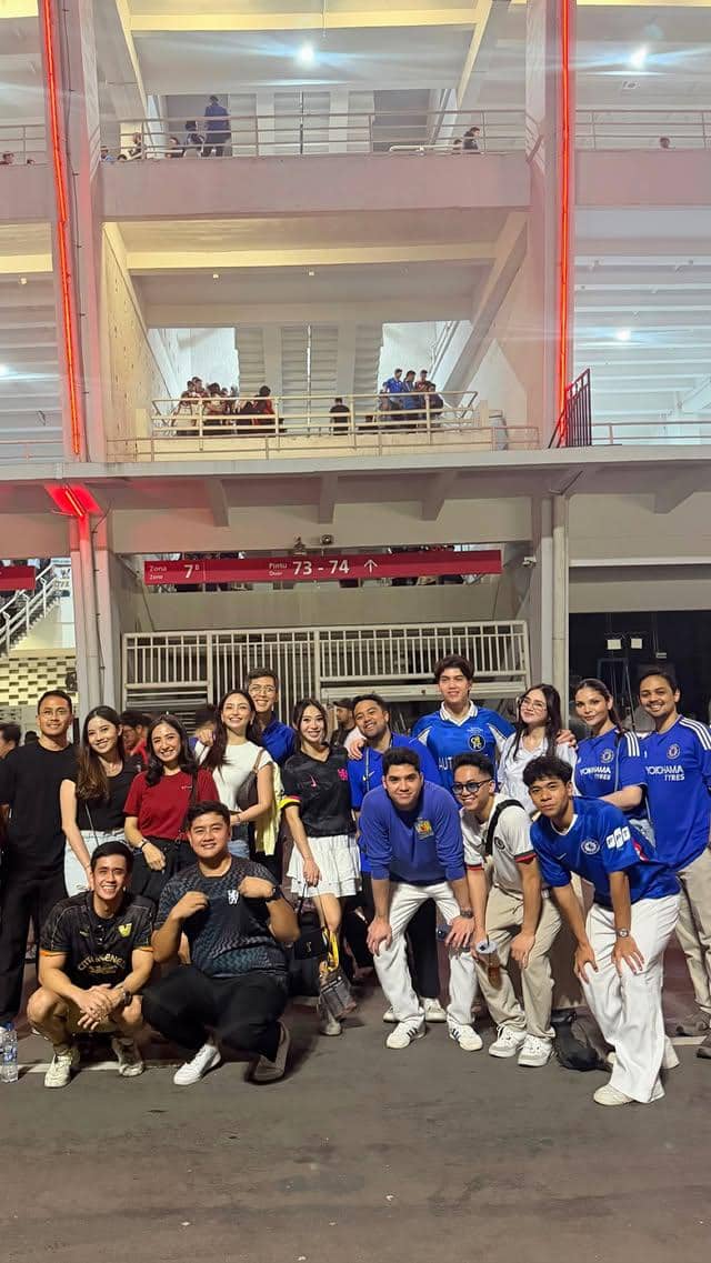 Seorang artis perempuan mengenakan jersey Chelsea berpose di kawasan Stadion Utama GBK saat menyaksikan pertandingan.