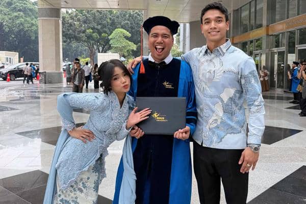 7 Potret Frans Faisal Wisuda S2, Didampingi Anak dan Istri
