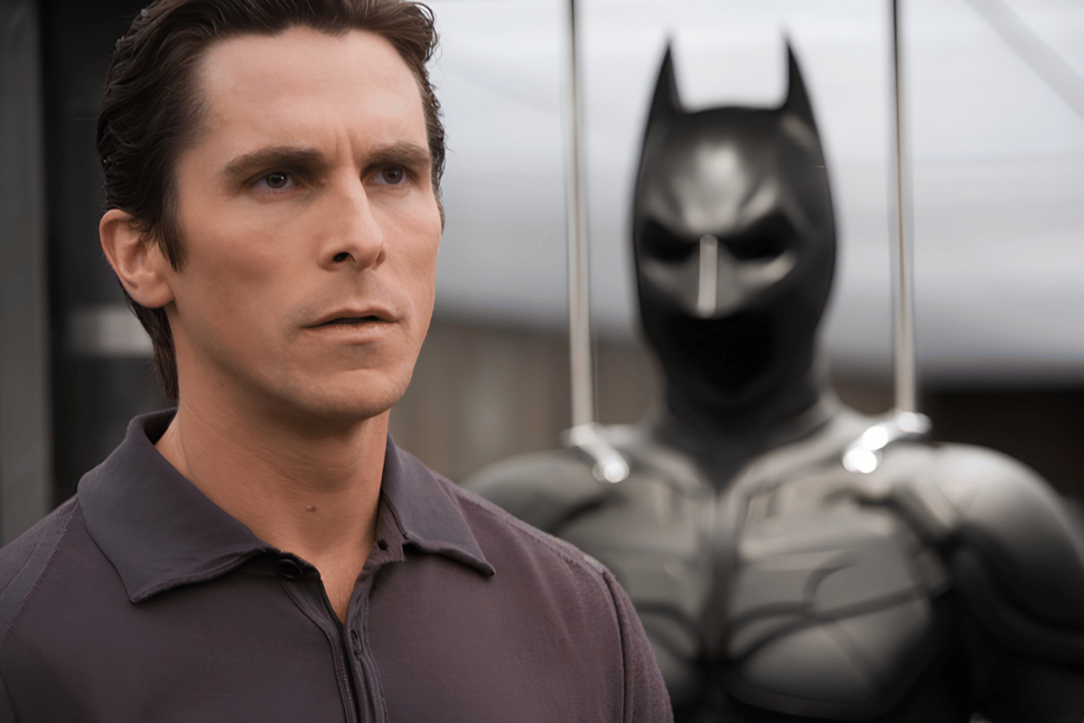 Bruce Wayne berdiri di depan kostum Batman 