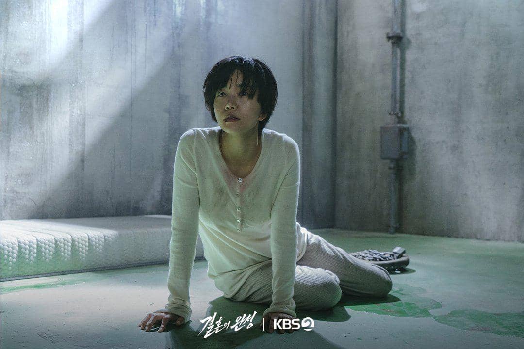 Lee Seol tampil dalam drama Korea The Husband melalui materi promosi resmi yang dirilis oleh stasiun KBS.