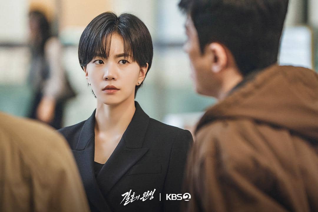 Lee Seol tampil dengan ekspresi serius dalam adegan drama Korea The Husband produksi KBS, berdasarkan materi promosi.