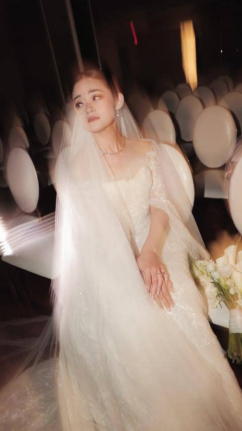 Gisela Cindy tampil dengan inspirasi gaya pernikahan, mengenakan busana pengantin bernuansa putih dan riasan elegan.