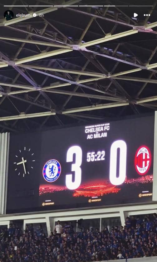 El Rumi berfoto selfie di tribun Stadion Utama Gelora Bung Karno saat menyaksikan pertandingan Chelsea.