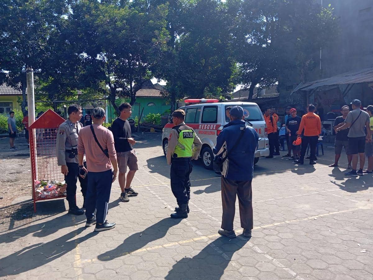 Tembok pembatas roboh menimpa peserta jalan sehat di Minomartani, Ngaglik, Sleman, menyebabkan 10 orang terluka.