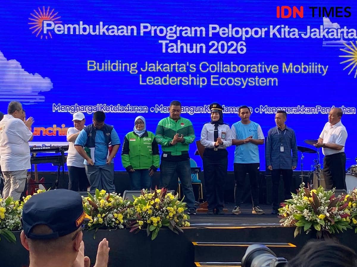 Pramono Sematkan Rompi Pelopor KITA Jakarta ke Pelajar hingga Ojol