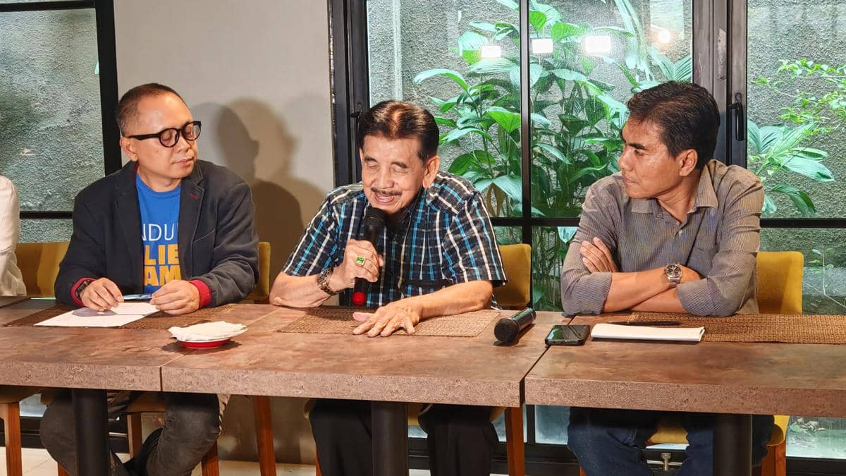 Salah satu pendiri Yayasan Harapan Ibu, Yan Sofyan Syafe'i (tengah) (IDN Times/Ilman Nafi'an)