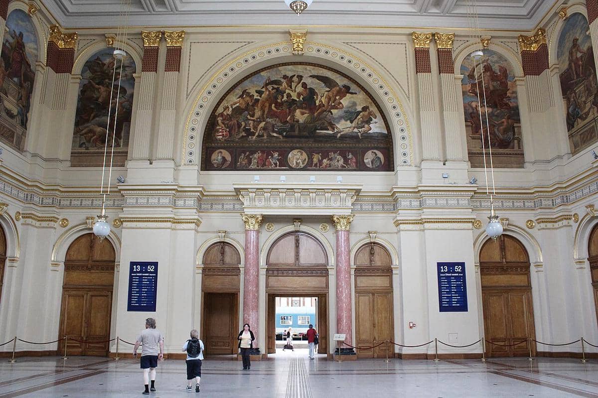 Aula keberangkatan Stasiun Budapest Keleti yang dihiasi dengan lukisan dinding.