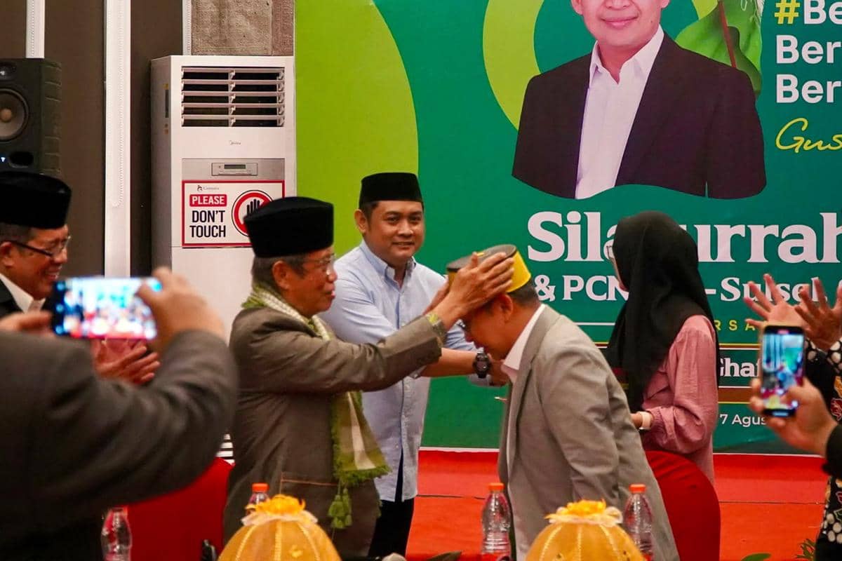 Songkok Guru untuk Gus Rozin, Simbol Penghormatan Antar Ulama