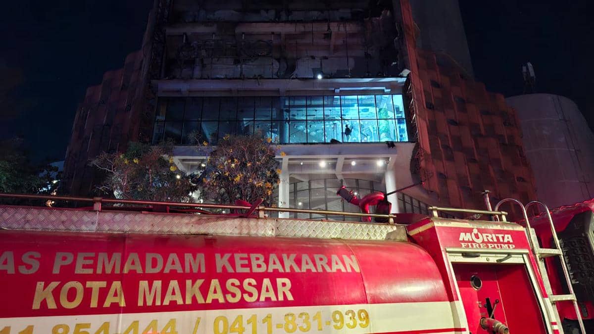 Armada Damkarmat Makassar dikerahkan memadamkan api yang membakar sebagian gedung Mall Nipah Makassar, Minggu (9/8/2026). Dok. IDN Times/Dar