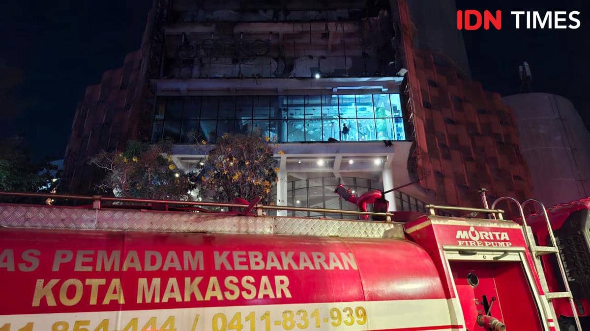 Armada Damkarmat Makassar dikerahkan memadamkan api yang membakar sebagian gedung Mall Nipah Makassar, Minggu (9/8/2026). Dok. IDN Times/Dar