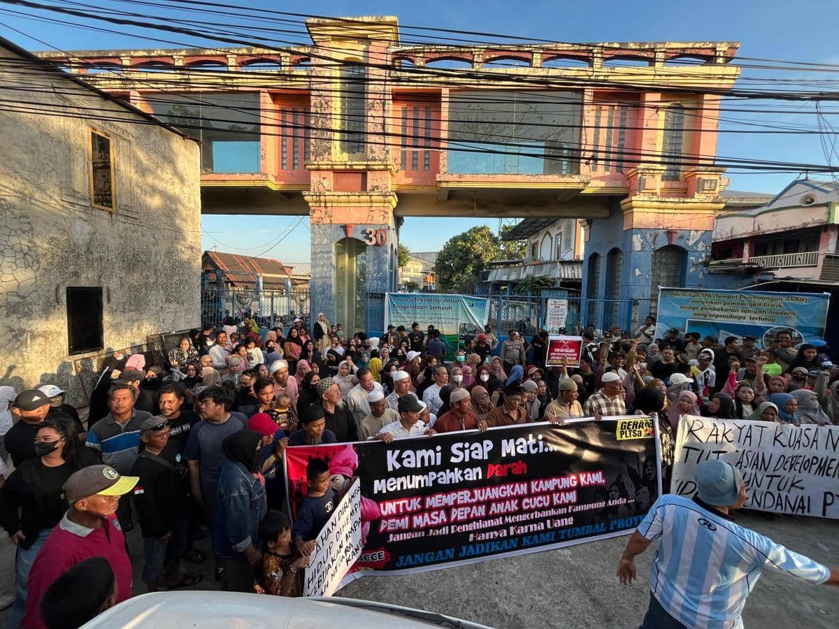 Ratusan warga yang tergabung dalam Aliansi Gerakan Rakyat Menolak Lokasi PLTSa (GERAM PLTSa) menutup akses menuju Lingkar Barat Jalan Ir Sut