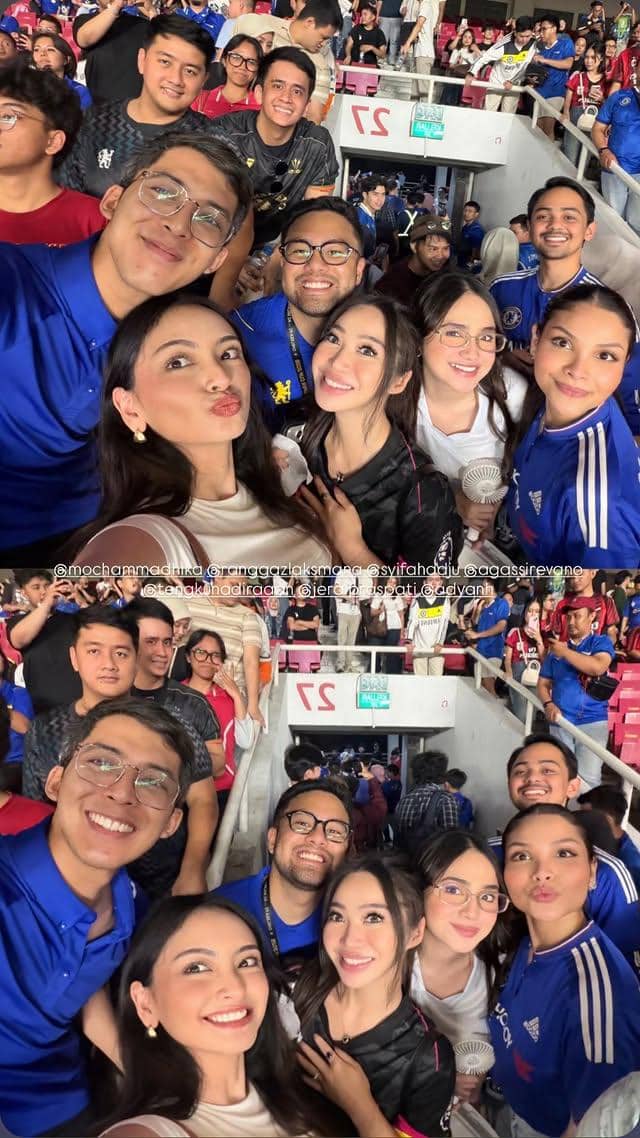 Artis menyaksikan pertandingan Chelsea di Stadion Utama Gelora Bung Karno, Jakarta, dari area tribun stadion.