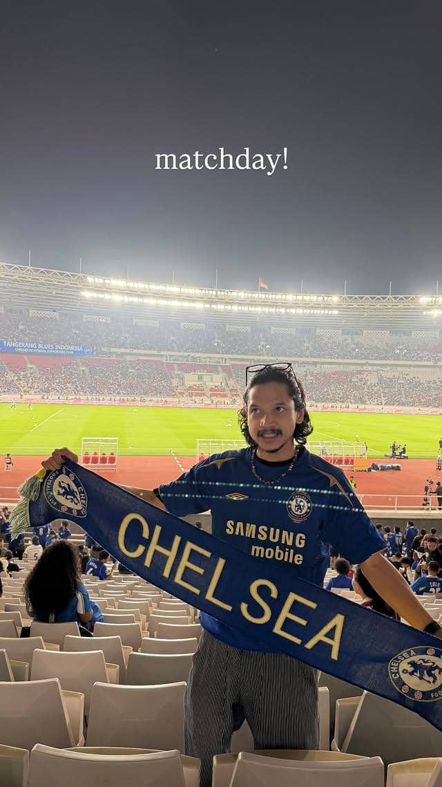 Sejumlah artis menyaksikan pertandingan Chelsea dari tribun Stadion Utama Gelora Bung Karno, Jakarta.