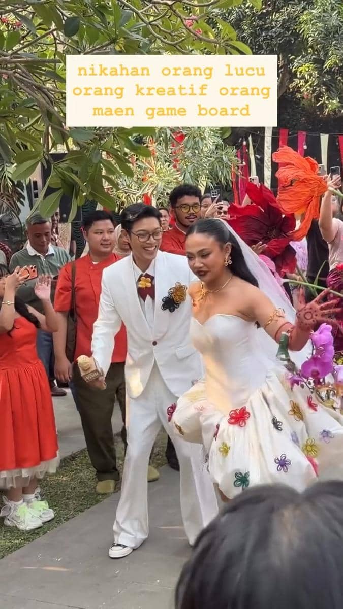 Momen pernikahan Aulion dan Pila dalam unggahan akun Instagram @makanlurrrr, mengabadikan hari bahagia keduanya.