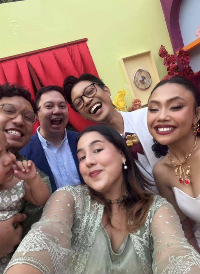 Sejumlah tamu artis berpose bersama dalam suasana pernikahan Aulion dan Pila yang dibagikan Nessie Judge.