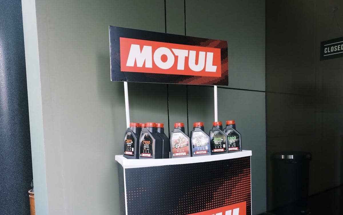 Deretan produk pelumas mesin Motul dalam kemasan botol dan kaleng, tersusun sebagai pilihan oli untuk kendaraan.