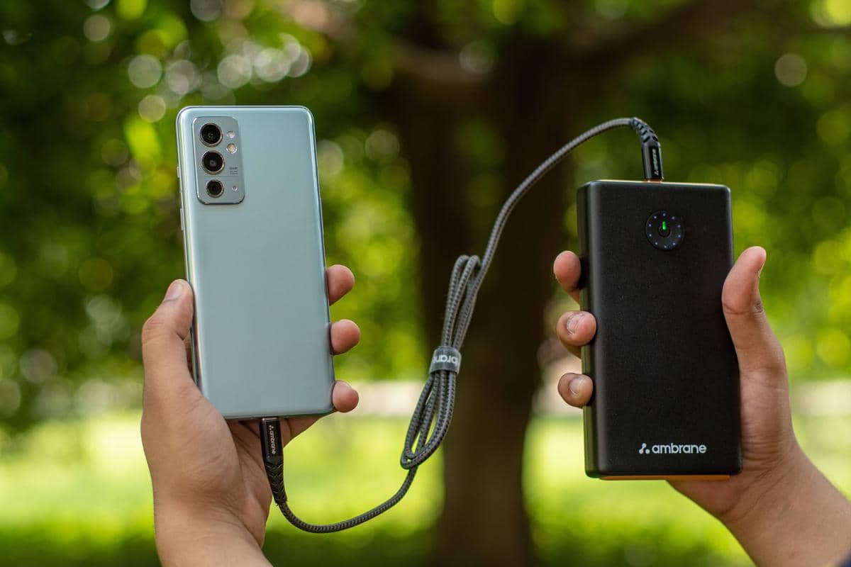 Ilustrasi power bank yang digunakan untuk mengisi daya smartphone.
