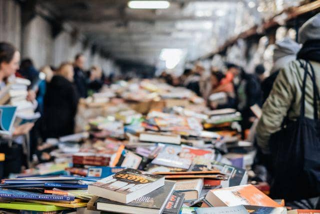 Ilustrasi sedang berburu buku preloved