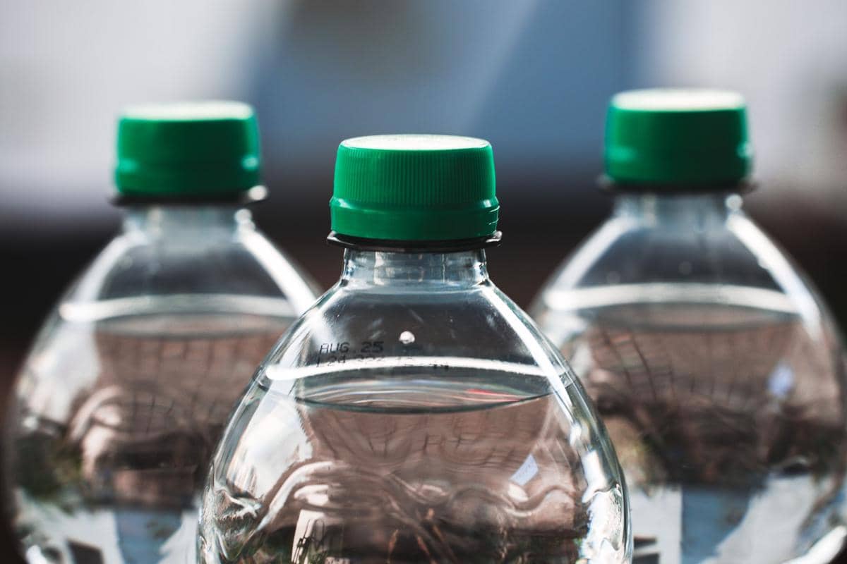 Ilustrasi botol air minum yang dibawa saat mengikuti kegiatan di luar ruangan.