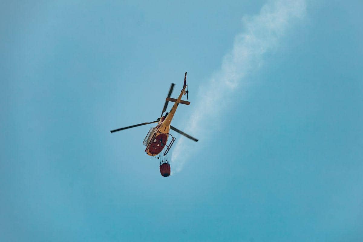 ilustrasi helikopter pemadam kebakaran