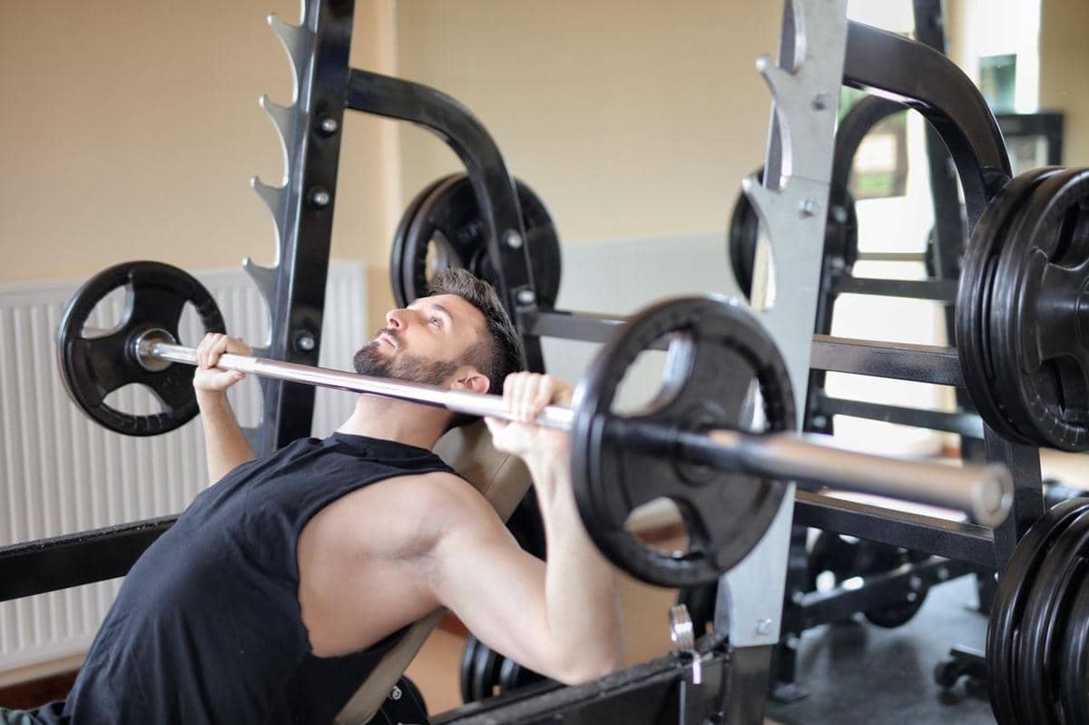 ilustrasi pria di gym