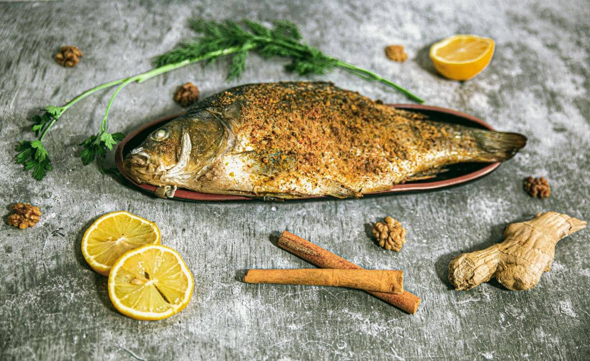 Ilustrasi potongan ikan yang dibumbui untuk proses marinasi sebelum dimasak sebagai sajian makanan rumahan.