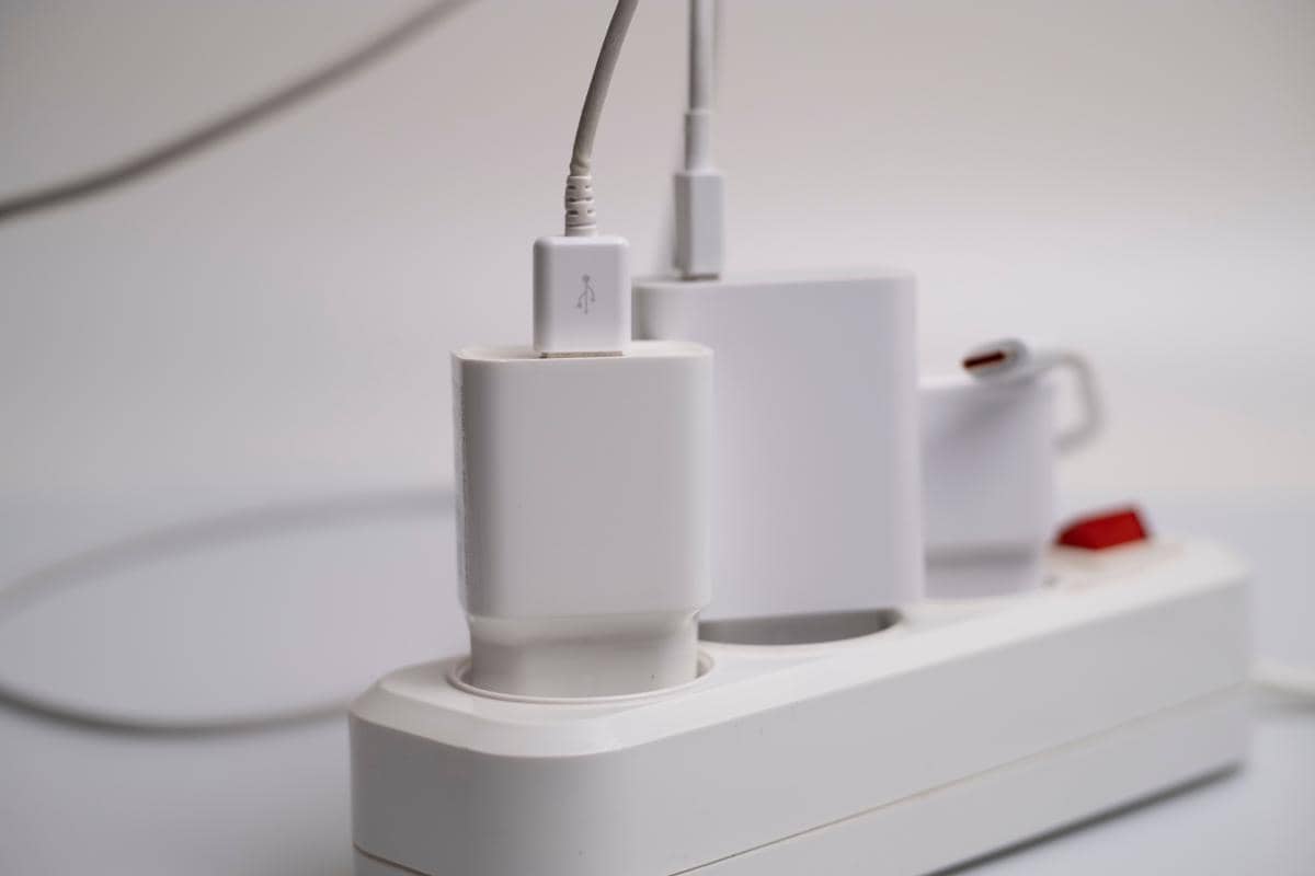 Ilustrasi terminal listrik dengan beberapa adaptor dan kabel yang terhubung.