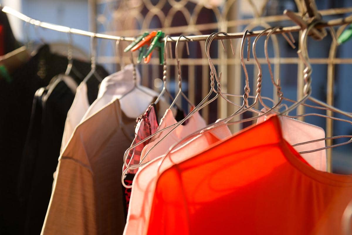 5 Kesalahan Menjemur Baju yang Bisa Membuatnya Cepat Rusak