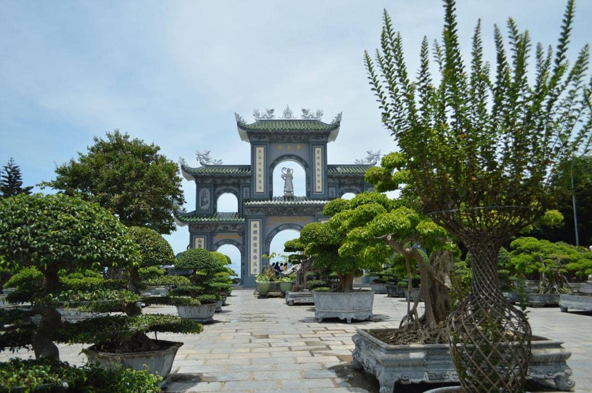 Arsitektur Pagoda Linh Ung di Semenanjung Son Tra, Da Nang, Vietnam, kompleks kuil Buddha di kawasan pesisir.