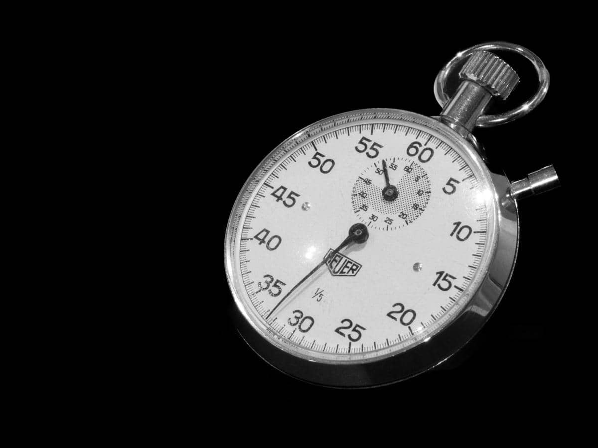 Ilustrasi stopwatch yang digunakan untuk mencatat waktu peserta lomba.