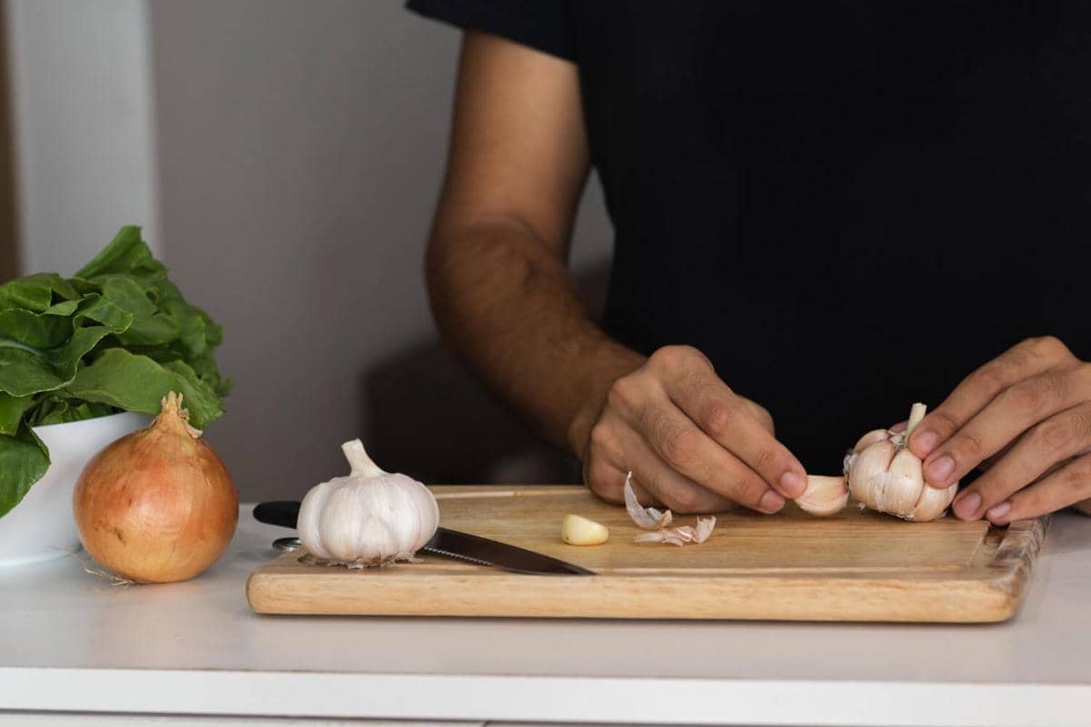 ilustrasi bawang putih, masak di rumah, talenan kayu