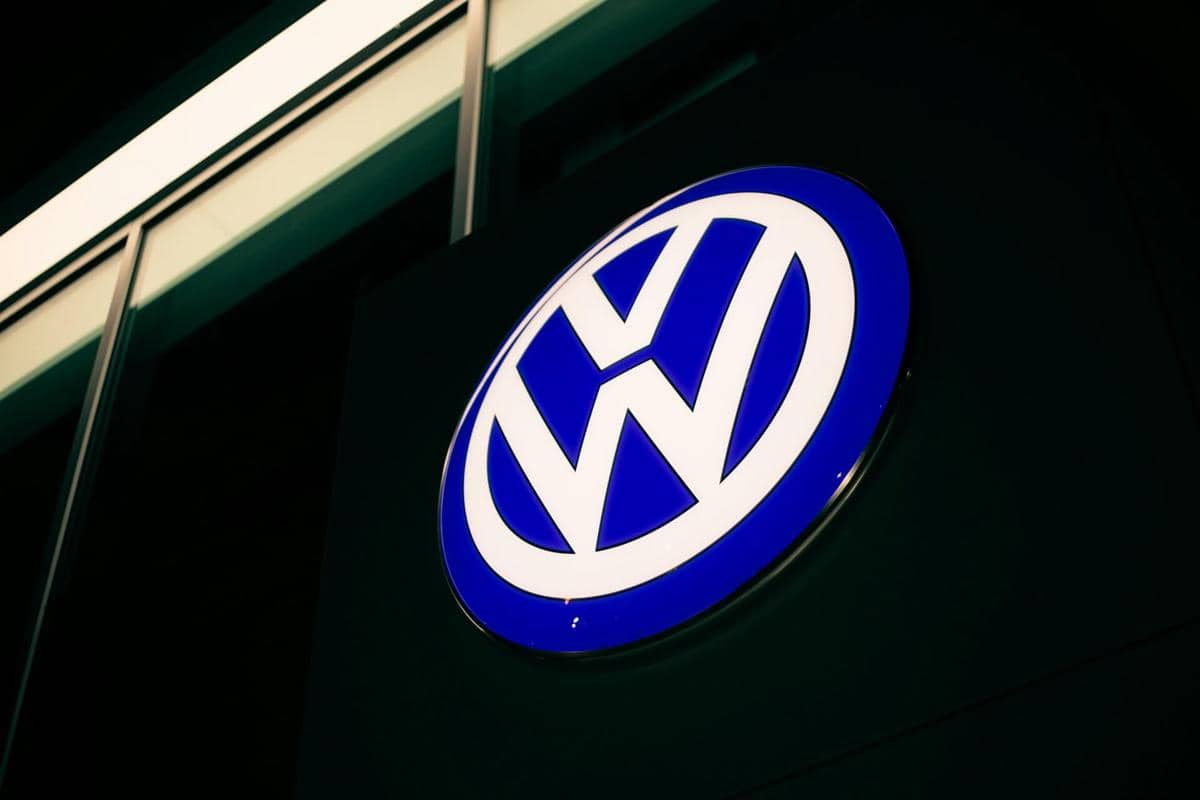 ilustrasi logo Volkswagen, perusahaan otomotif, industri manufaktur