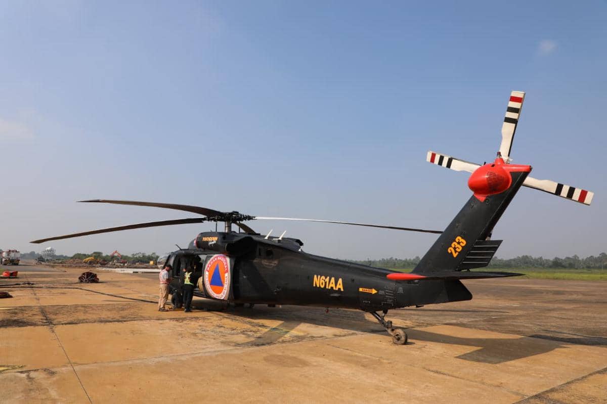 Helikopter Sikorsky EH-60A reg N61AA salah satu armada yang digunakan BNPB dalam melakukan operasi (water bombing) yang bertugas di Provinsi