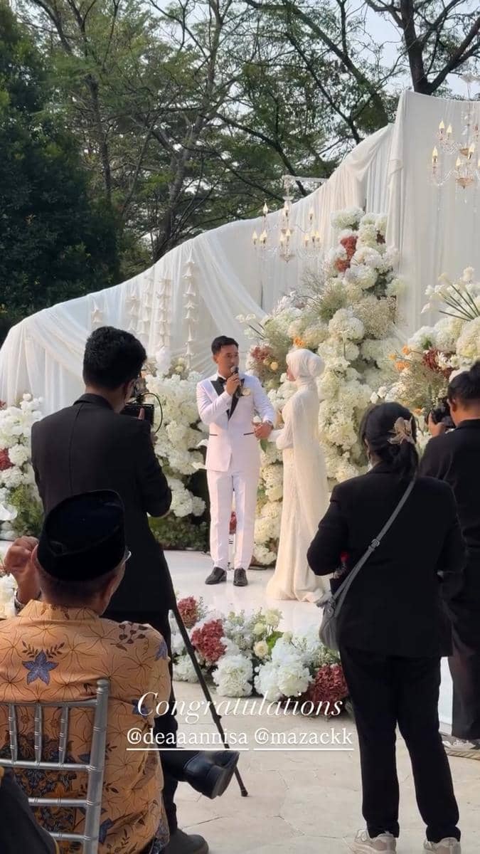 Dea Annisa mengenakan busana pengantin dalam momen pernikahannya yang dibagikan melalui akun Instagram pribadinya.