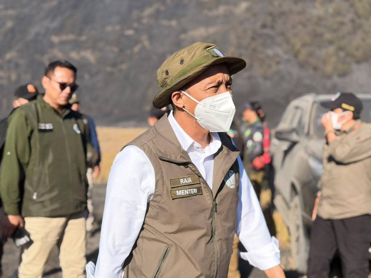 Menteri Kehutanan Raja Juli Antoni saat meninjau kebakaran di kawasan Gunung Bromo, Jawa Timur, Minggu (9/8/2026). (Dok. Kemenhut)