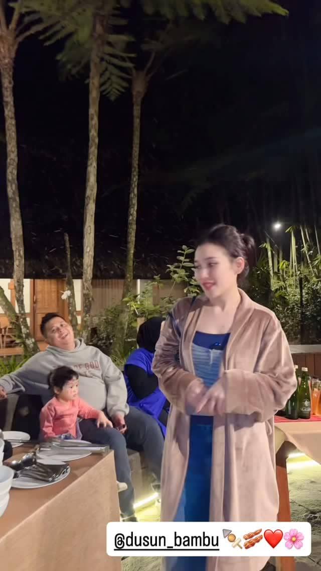Ayu Ting Ting liburan keluarga di Dusun Bambu