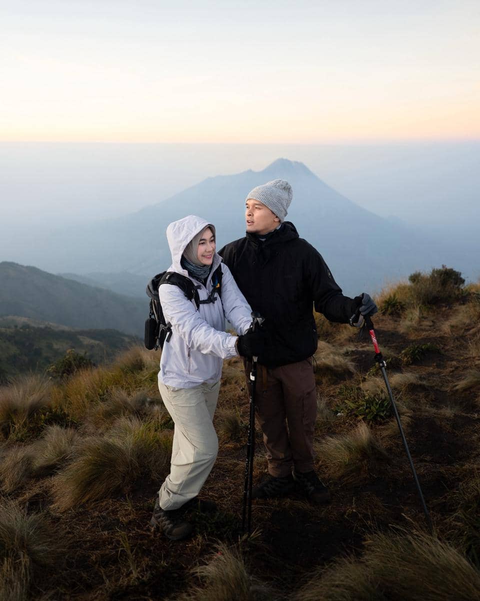 Anisa Rahma dan Anandito Dwis mendaki Gunung Merbabu
